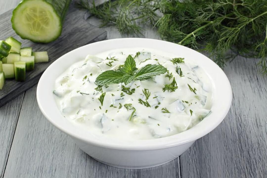 Cacık (Iogurte Turco com Pepino e Hortelã)